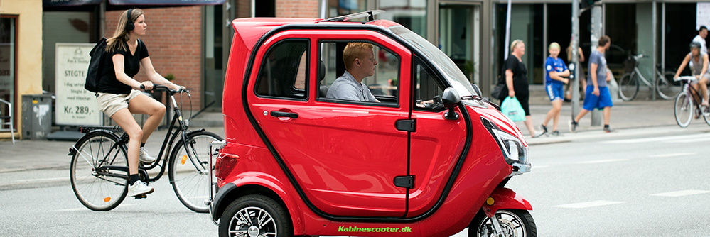 Bach Delux26 kabinescooter kører på vejen